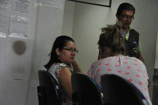 Mãe, do lado esquerdo da foto,  foi até a delegacia registrar o desaparecimento do filho, quando soube de sua morte. (Foto: Marcelo Calazans)