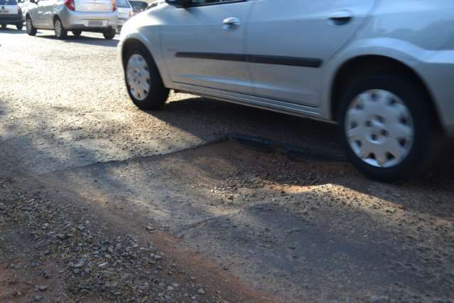 H&aacute; uma semana, buraco em via atrapalha tr&acirc;nsito e coloca motoristas em risco