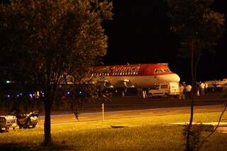 Avião da Avianca, que deu problema ontem, no aeroporto de Campo Grande. (Foto: Marcos Ermínio) 