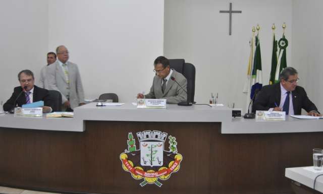 Por 7 a 6, vereadores confirmam Benedito na presid&ecirc;ncia da C&acirc;mara at&eacute; 2016