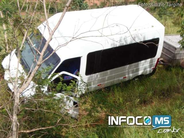 Motorista passa mal e van despenca em ribanceira na BR-060