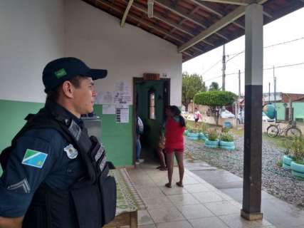 Garoa espanta eleitores nas primeiras horas de votação em Miranda
