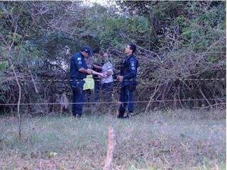 O corpo foi encontrado pela PM em um matagal. (Foto: Site Ivinotícias)