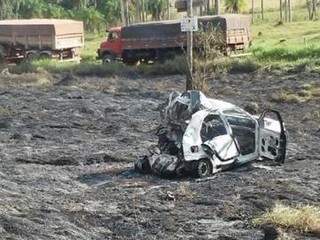 Veículo ficou totalmente destruído às margens da rodovia. (Foto: Direto das Ruas/Sidrolandia News)