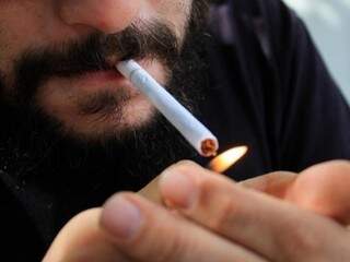 Em média, cigarro tira 11 anos da vida de um fumante. Hipnose consegue reverter a dependência.
