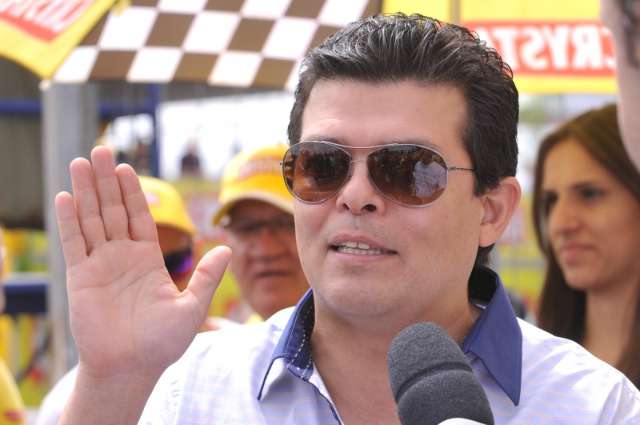 Para n&atilde;o demitir, Olarte corta 20% da gratifica&ccedil;&atilde;o de comissionados