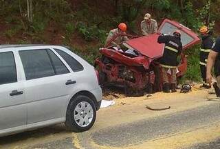Todos os ocupantes do veículo Fiat Uno, de cor vermelha, morreram. (Foto: O Correi News) 