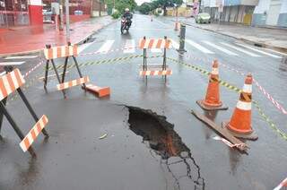 Cratera formada no cruzamento da Avenida das Bandeiras com Rua Ouro Verde. (Foto: Marcelo Calazans)