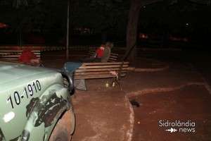 Idoso &eacute; encontrado sentado e morto em banco de pra&ccedil;a  