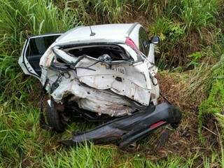 Parte traseira do veículo ficou completamente destruída. (Foto: Adilson Domingos) 