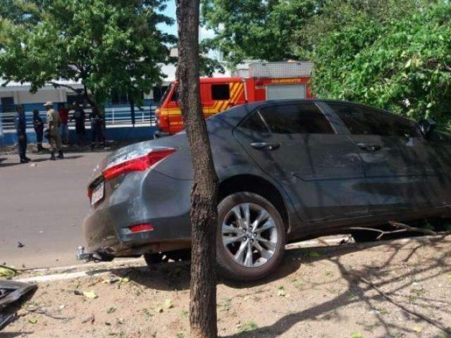 Motorista invade canteiro b&ecirc;bado e &eacute; preso por ofensa racista a bombeiro