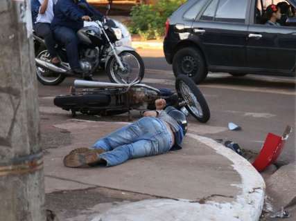 Motociclista de 16 anos fura sinal vermelho e colide em caminhão 