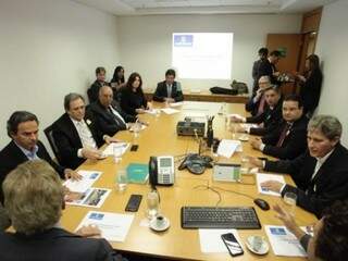 Prefeito Marquinhos Trad, secretários e parte da bancada durante reunião com o BNDES, em Brasília (Foto: Divulgação)