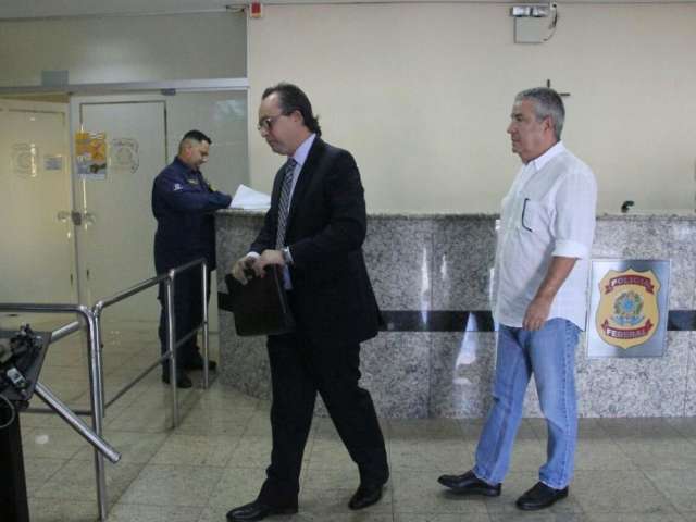 Tr&ecirc;s dias ap&oacute;s STF cassar habeas corpus, Amorim se entrega &agrave; PF 