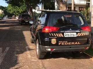 Viatura da Polícia Federal em frente à sede da Fiems, no Bairro Amambaí, em Campo Grande. (Foto: Henrique Kawaminami)
