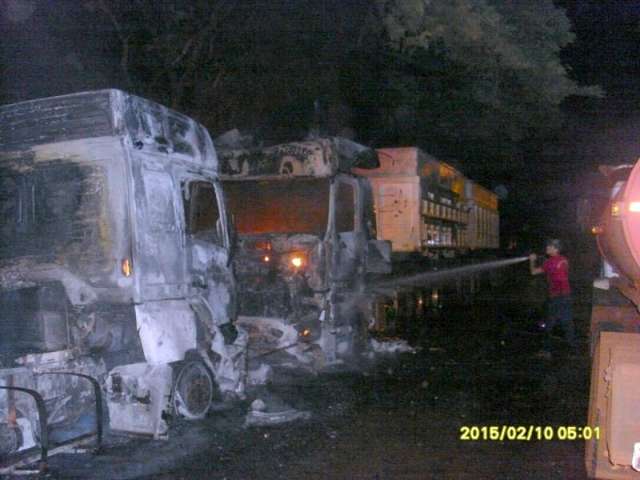 Duas carretas s&atilde;o incendiadas na madrugada e suspeita &eacute; de crime