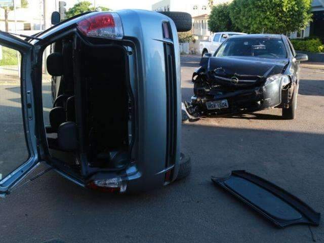 Ve&iacute;culo tomba ao bater em outro carro em cruzamento com sem&aacute;foro