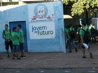 Alunos em frente a escola estadual em Campo Grande. (Foto: Saul Schramm/Arquivo).