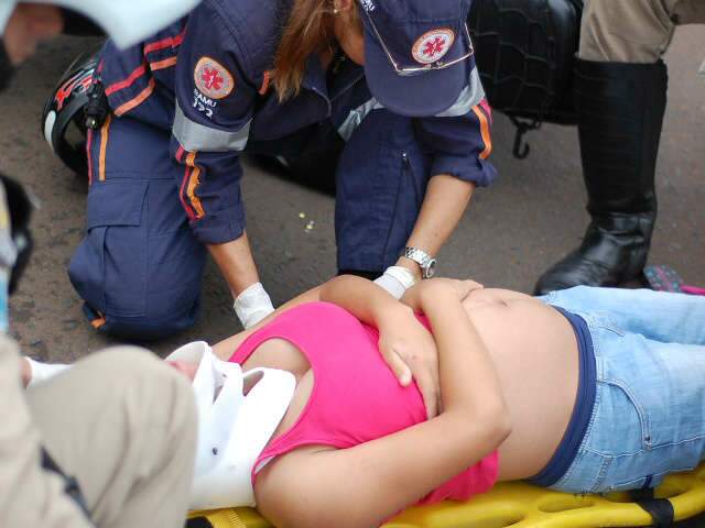 Moto bate em outra parada na faixa e gr&aacute;vida fica ferida na Gury Marques 