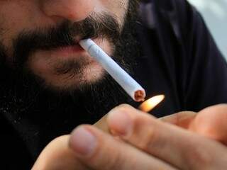 Homem acende cigarro; em Campo Grande, 10,8% dos adultos admitem que fumam (Foto: Marina Pacheco/Arquivo)