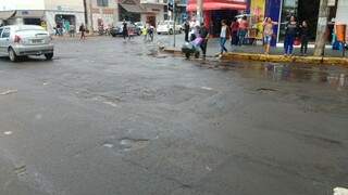 No cruzamento da 14 de Julho com Marechal Rondon nem sequer a faixa de pedestres é nítida. (Foto: Adriano Fernandes) 
