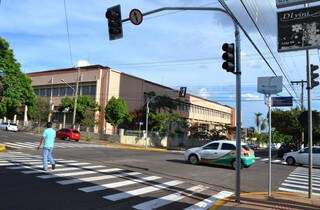 Instalação de semáforo evitou acidentes e auxiliou na travessia de pedestres. (Foto: Pedro Peralta) 