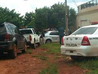 Carros da polícia no local onde técnico de informática foi baleado nesta tarde (Foto: Direto das Ruas)