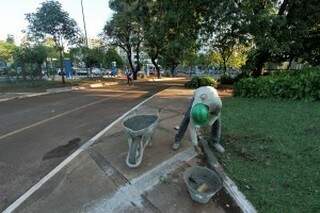 Operário recupera meio fio na Praça Esportiva Belmar Fidalgo. (Foto: Divulgação/Prefeitura)
