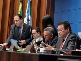 Deputados Felipe Orro (PSDB), autor do projeto, Márcio Fernandes (MDB) e Maurício Picarelli (PSDB), durante sessão (Foto: Victor Chileno/ALMS)