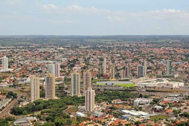 Ter&ccedil;a-feira ser&aacute; de sol, calor de 39&ordm;C e umidade relativa do ar baixa 