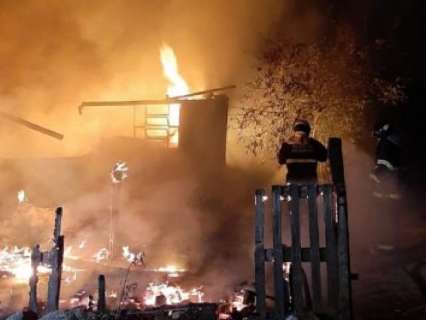 Casa fica completamente destruída após incêndio na madrugada 