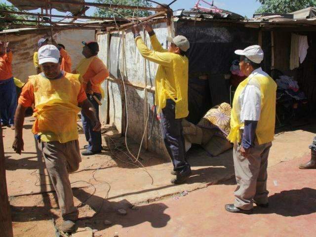 Prefeitura leva &#039;kit barraco&#039; para fam&iacute;lias retiradas de favela