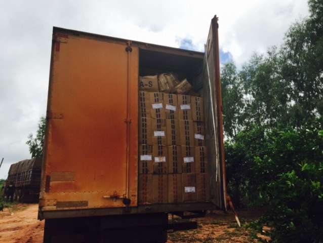 DOF apreende 4 caminh&otilde;es lotados de cigarros avaliados em R$ 5 mi