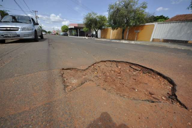 Buracos tomam conta de ruas e avenidas e viram armadilhas