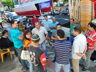 Dogueiros se reuniram em frente à Semadur para exigir melhorias em local de trabalho. 