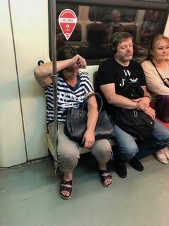 No metrô de Moscou, para onde quer que olhe sempre tem alguém dormindo (Foto: Paulo Nonato de Souza)