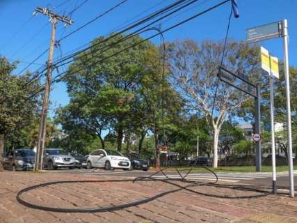 Caminh&otilde;es derrubam fia&ccedil;&atilde;o no cruzamento da Bahia com a Afonso Pena 