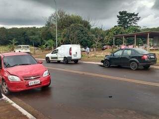 Veículos envolvidos em acidente. (Foto: Mirian Machado)
