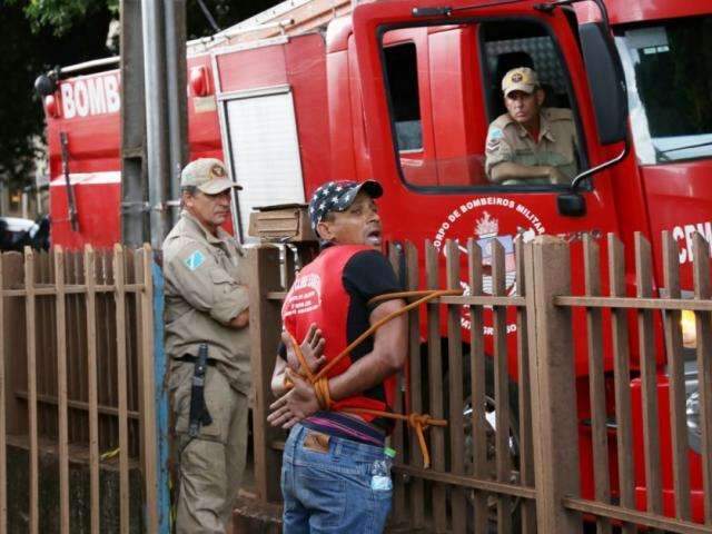 Vizinhos acham corpo, homem tenta invadir lugar e &eacute; amarrado a port&atilde;o