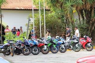 Velório reuniu familiares, amigos e companheiros do grupo de motociclistas o qual Juninho integrava. (Foto: Marcos Ermínio)