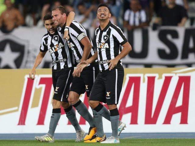 Botafogo bate o Atl&eacute;tico-MG e vai &agrave;s semifinais da Copa do Brasil