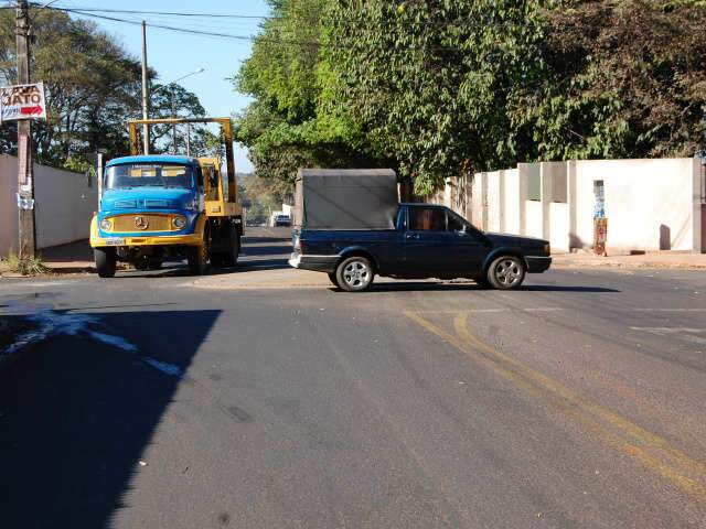  Depois de acidente na rua da Divis&atilde;o moradores reclamam da falta de sinaliza&ccedil;&atilde;o 