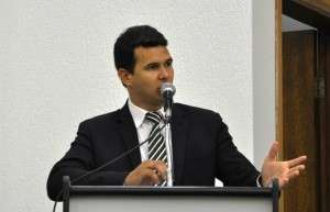 Mais votado, vereador da &quot;farra das di&aacute;ria&quot; renuncia antes da cassa&ccedil;&atilde;o