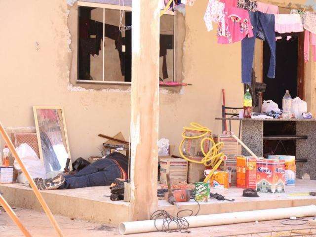 Delegado interroga tr&ecirc;s pessoas que podem ter visto duplo assassinato