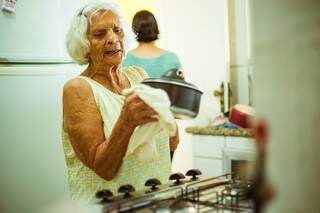 Maria preparando a comida. (Foto: Stephanie Gomes)