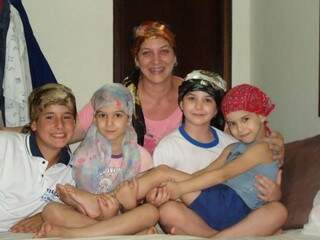 Luciana e os filhos, que de São Paulo também colabora com a campanha sul-mato-grossense. (Foto: Facebook)