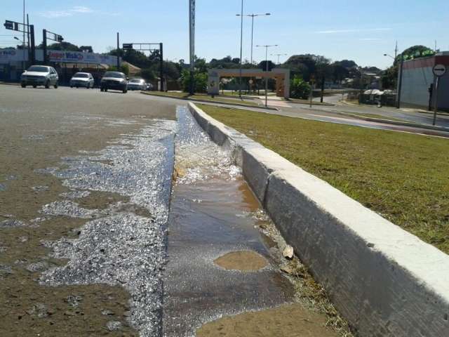 Leitor reclama de vazamento de esgoto em rua da Orla Morena