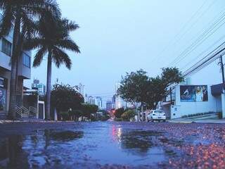 Chuva amenizou temperaturas na Capital (Foto: Marcos Ermínio)