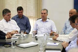 Governador Reinaldo Azambuja divulgou hoje as datas dos pagamentos, em reunião coletiva. (Foto: Fernando Antunes)