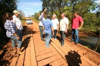 Vice-prefeito se reuniu ontem com moradores para explicar projeto de substituição de pontes de madeira por concreto. (Foto: Divulgação)